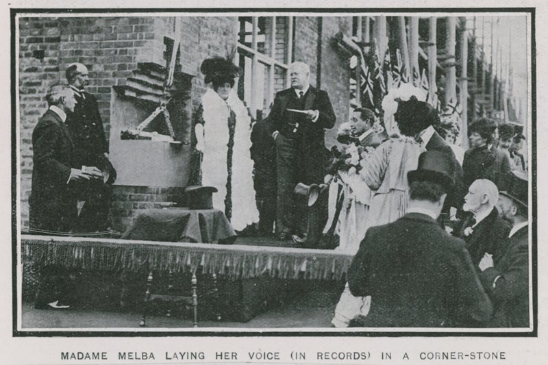 Madame Melba enregistrant sa voix dans une pierre angulaire - English Photographer