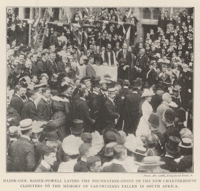 Le Major-Général Baden-Powell posant la première pierre des nouveaux cloîtres de Charterhouse à la mémoire des Chartreux tombés en Afrique du Sud - English Photographer
