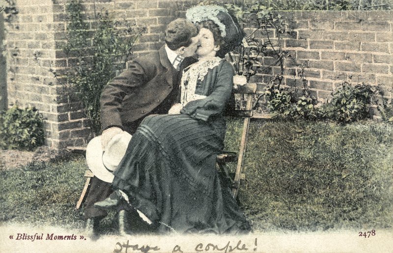 Homme embrassant une fille sur un banc de jardin - English Photographer