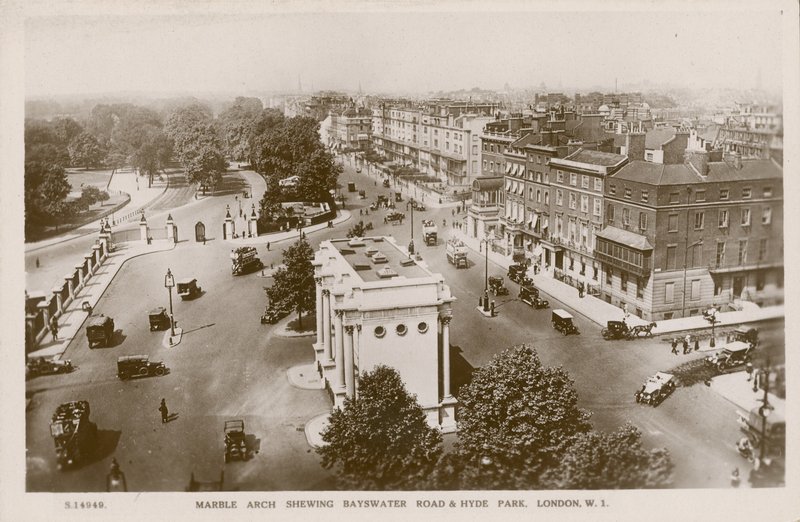 Marble Arch montrant Bayswater Road et Hyde Park, Londres - English Photographer