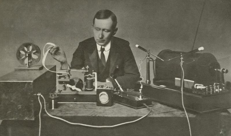 Marconi avec un appareil sans fil précoce - English Photographer