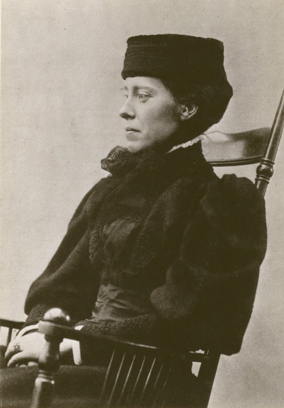 Mary Kingsley, portrait, assise, portant un chapeau - English Photographer