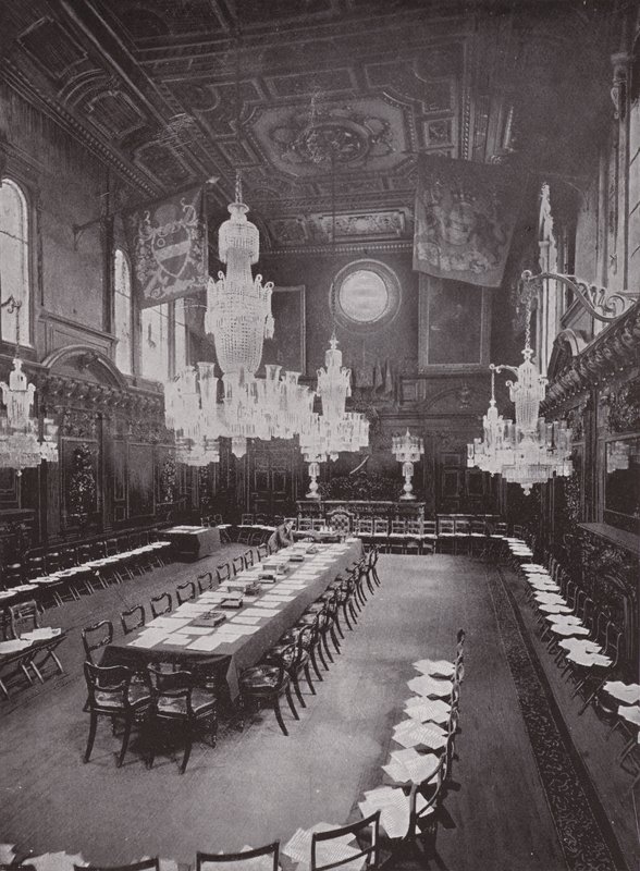 Salle des merciers, préparée pour une réunion de la livrée - English Photographer