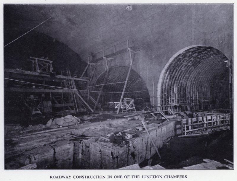 Tunnel de Mersey: Construction de la Chaussée dans une des Chambres de Jonction - English Photographer