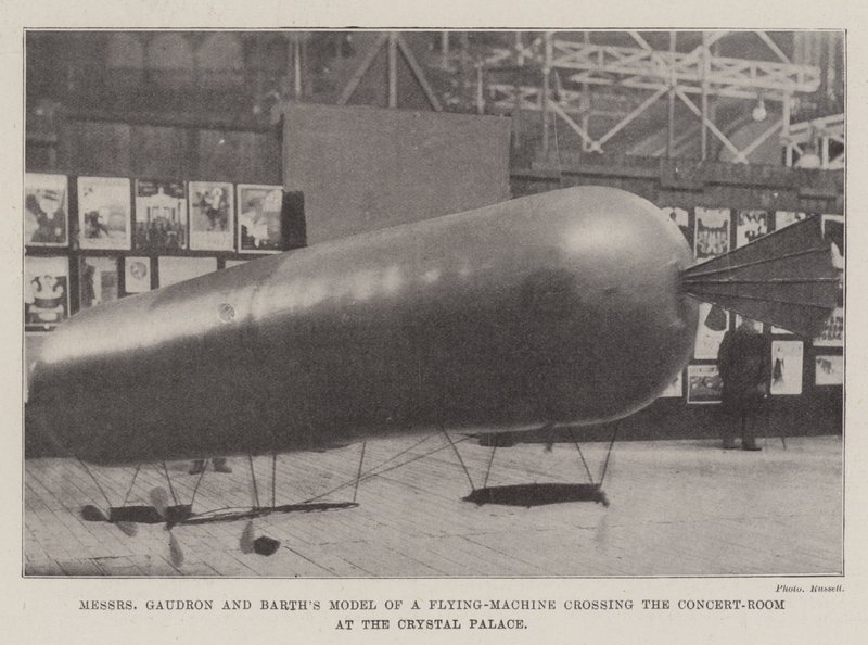Le modèle de machine volante de Messers Gaudron et Barth traversant la salle de concert au Crystal Palace - English Photographer