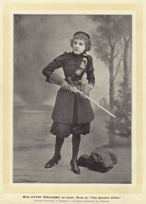 Miss Ettie Williams, en Lieutenant Wren dans The Queens Prize - English Photographer