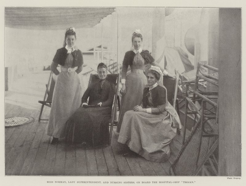 Mlle Norman, surintendante, et les sœurs infirmières à bord du navire-hôpital Trojan - English Photographer