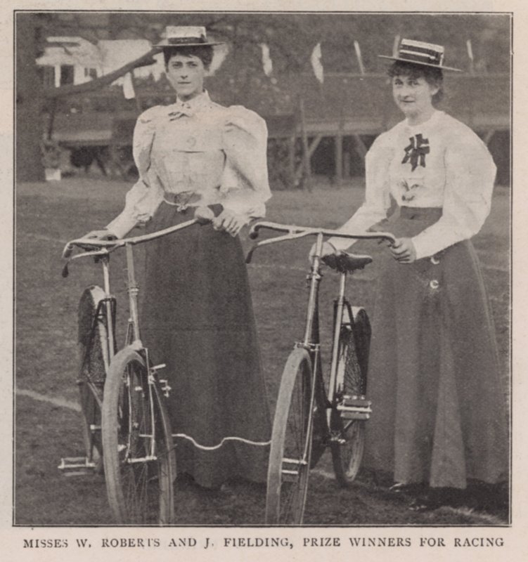 Mlles W Roberts et J Fielding, lauréates pour la course - English Photographer