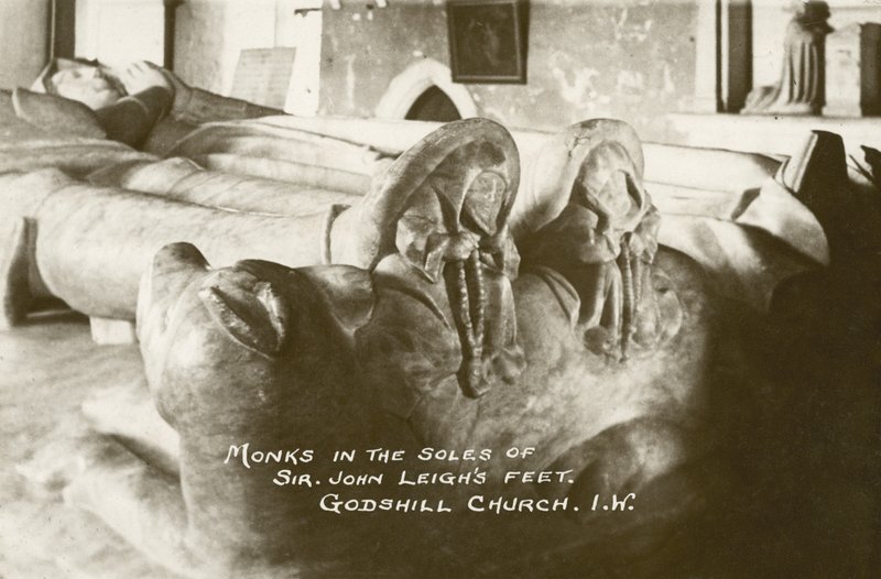 Moines aux pieds de Sir John Leigh, église de Godshill, île de Wight, Angleterre - English Photographer