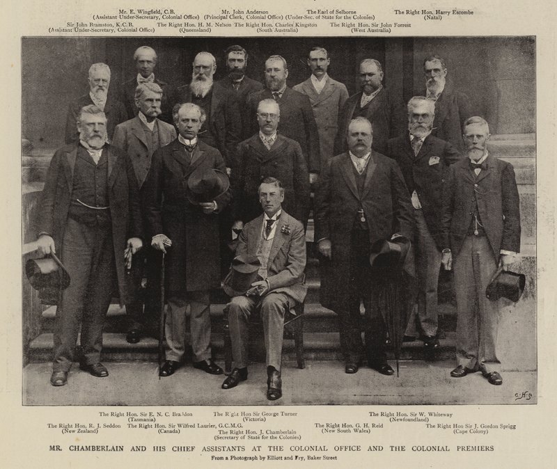 M. Chamberlain et ses Principaux Assistants au Bureau Colonial et les Premiers Ministres Coloniaux - English Photographer