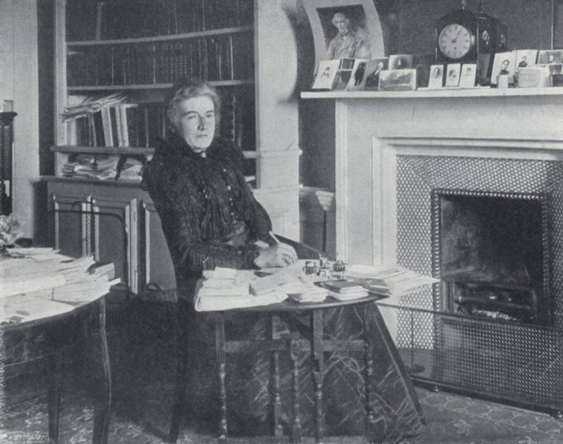 Mme Humphry Ward dans son étude - English Photographer
