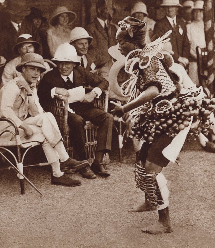 Beauté indigène à Freetown, Sierra Leone, dansant devant le futur roi Édouard VIII - English Photographer