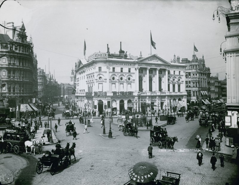 Pavillon, Piccadilly, Londres - English Photographer