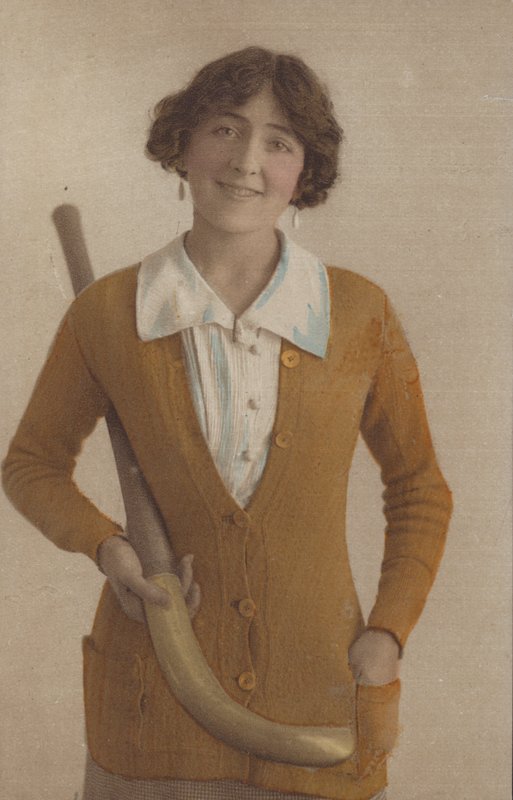 Jolie fille, en pull tricoté, avec des boucles d