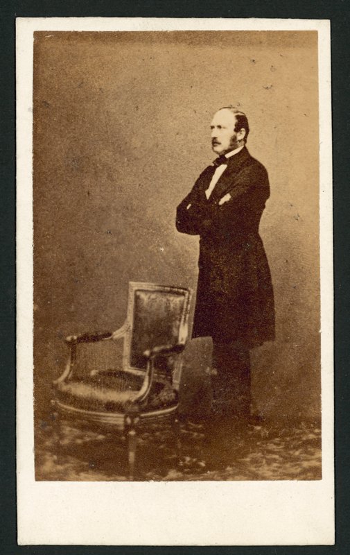 Prince Albert, debout derrière une chaise - English Photographer
