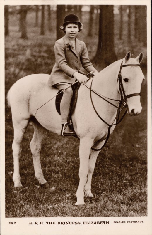 Princesse Elizabeth (plus tard la reine Elizabeth II) montant un poney blanc - English Photographer