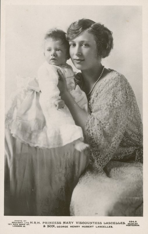 La princesse Mary, vicomtesse Lascelles, avec son fils aîné, George (photo n/b) - English Photographer