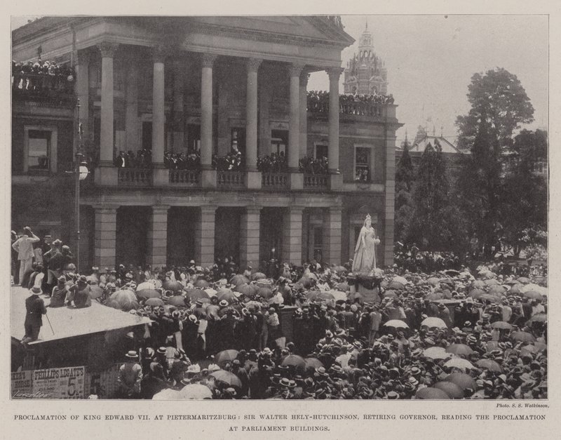 Proclamation du Roi Édouard VII à Pietermaritzburg, Sir Walter Hely-Hutchinson, Gouverneur sortant, lisant la Proclamation aux Bâtiments du Parlement - English Photographer