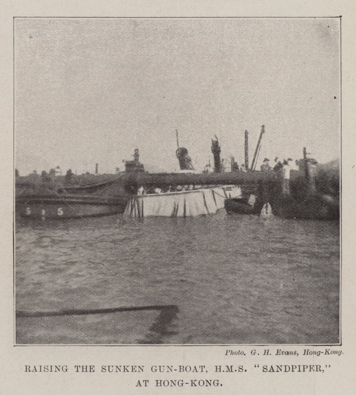 Remontée du Canon Coulé, HMS Sandpiper, à Hong-Kong - English Photographer