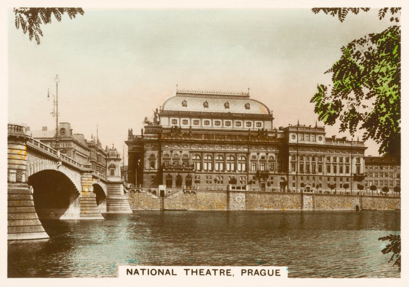 Photographies réelles, vers 1939 : Théâtre national, Prague - English Photographer