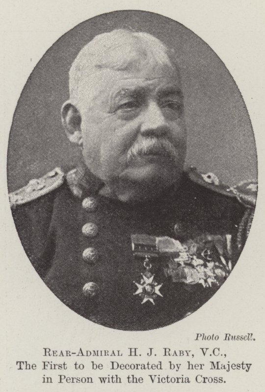 Contre-amiral H J Raby, VC, le premier à être décoré par Sa Majesté en personne de la Croix de Victoria - English Photographer