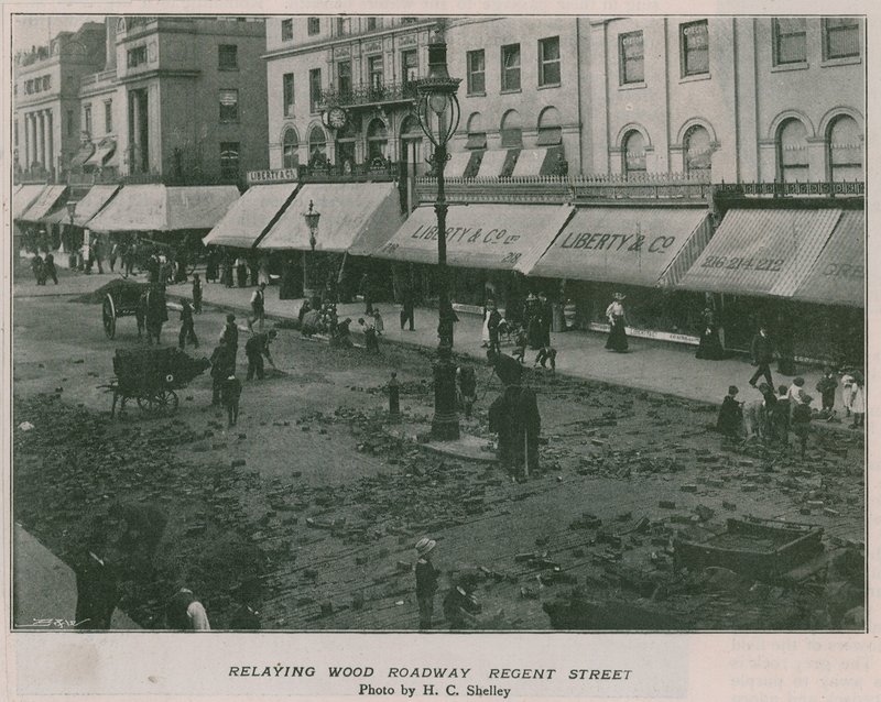 Relais de la chaussée en bois, Regent Street - English Photographer