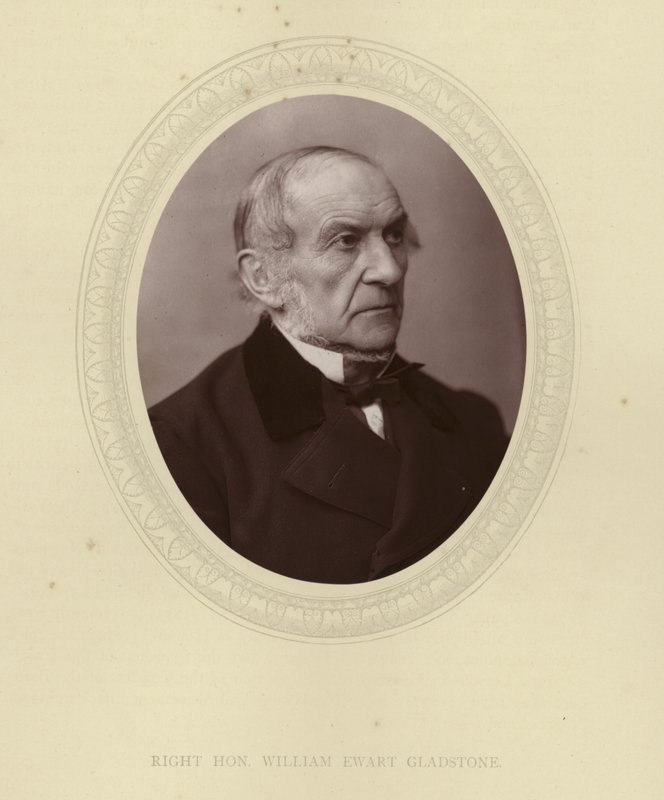 Le Très Hon. William Ewart Gladstone - English Photographer