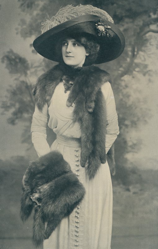 Cravate en zibeline russe, avec tête montée, et manchon assorti, également fabriqué en martre - English Photographer