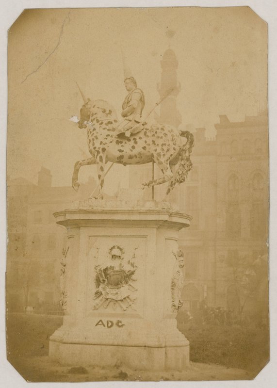 Statue du Roi George I, Leicester Square, Londres; photographie prise en 1866 - English Photographer
