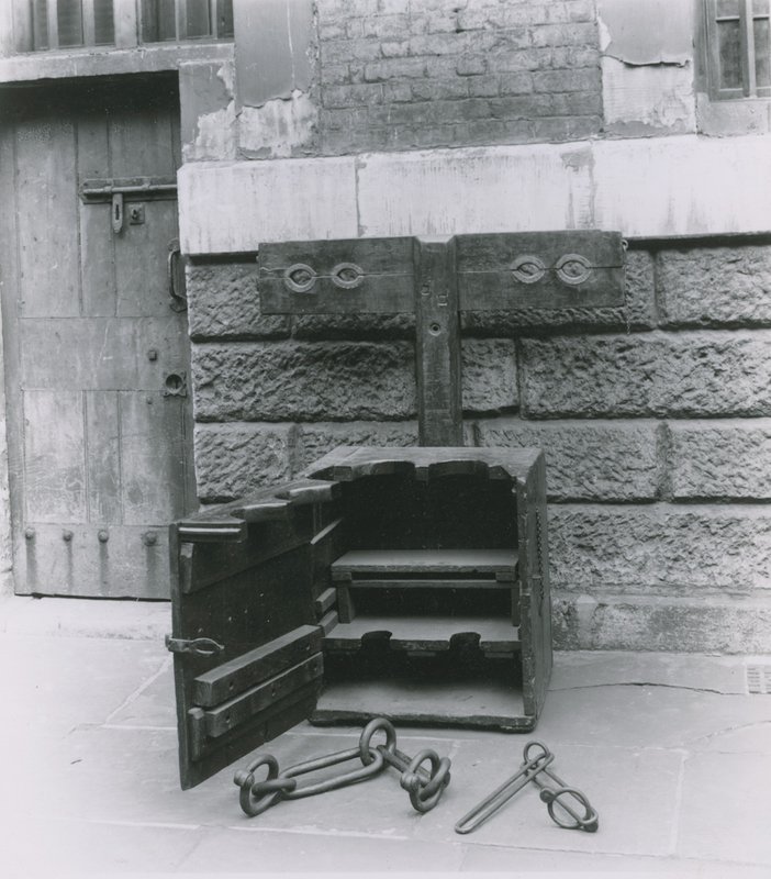 Stocks et chaînes exposés à la prison de Newgate - English Photographer