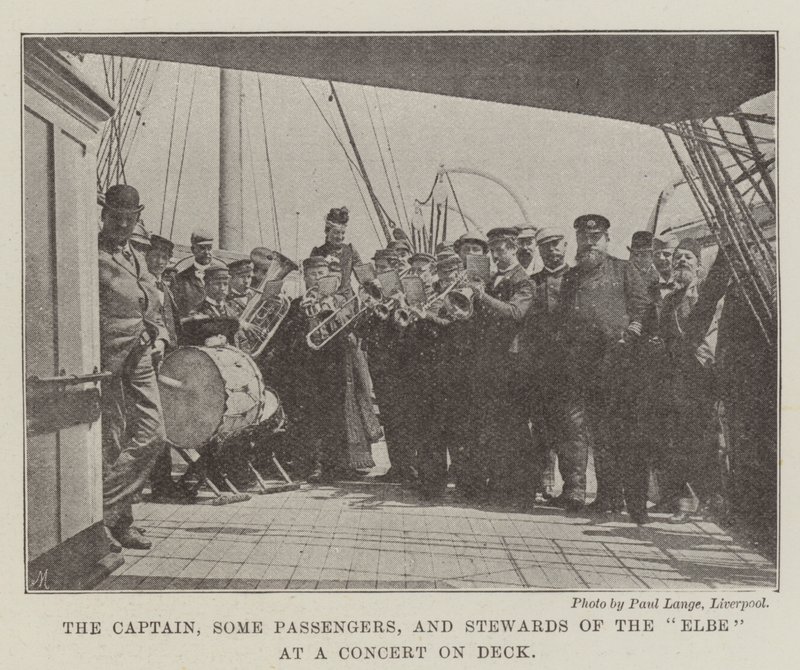 Le capitaine, quelques passagers et stewards de l