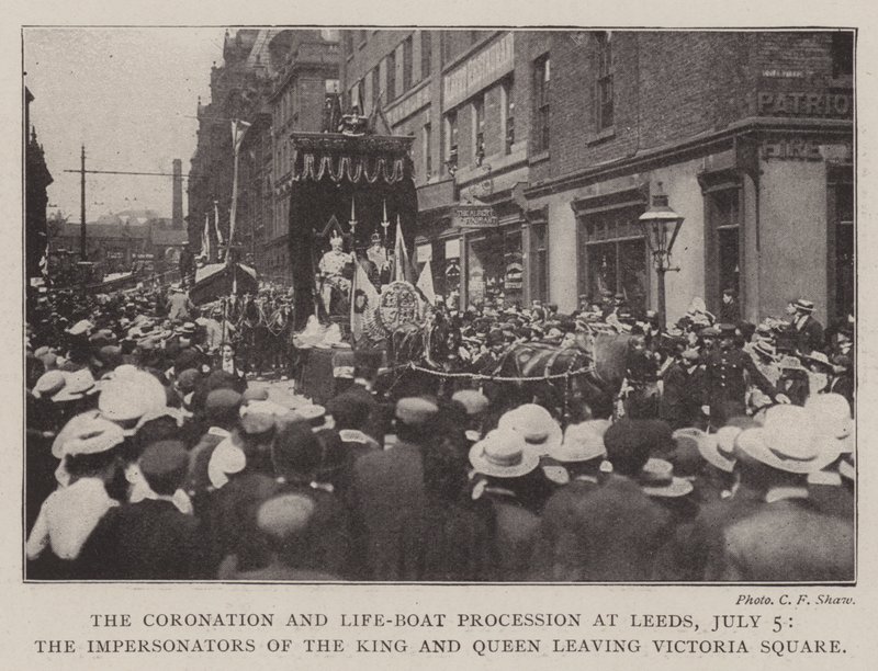 Le couronnement et la procession des bateaux de sauvetage à Leeds, 5 juillet, les imitateurs du roi et de la reine quittant Victoria Square - English Photographer