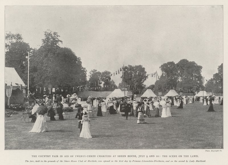La foire de campagne au profit de vingt-trois œuvres de charité à Sheen House, 9 et 10 juillet, la scène sur la pelouse - English Photographer