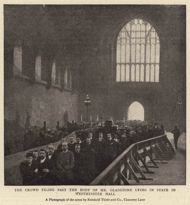 La foule défilant devant le corps de M. Gladstone exposé en chapelle ardente dans le Westminster Hall - English Photographer