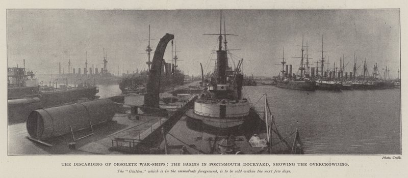 Le déclassement des navires de guerre obsolètes, les bassins du chantier naval de Portsmouth, montrant la surpopulation - English Photographer