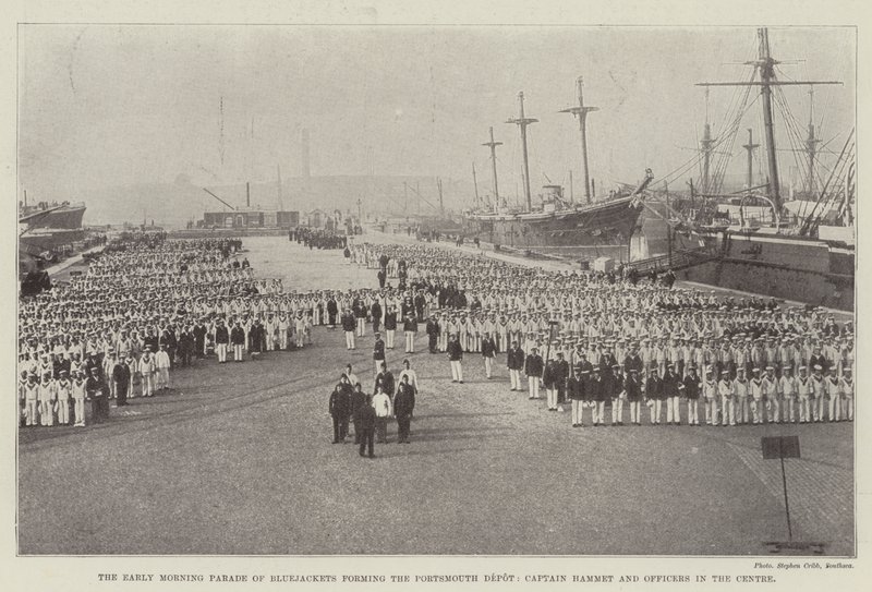 Le défilé matinal des marins formant le dépôt de Portsmouth, le capitaine Hammet et les officiers au centre - English Photographer