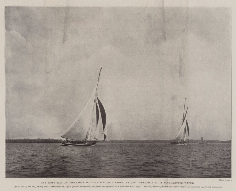La première voile du Shamrock II, le nouveau challenger devançant le Shamrock I dans les eaux de Southampton - English Photographer