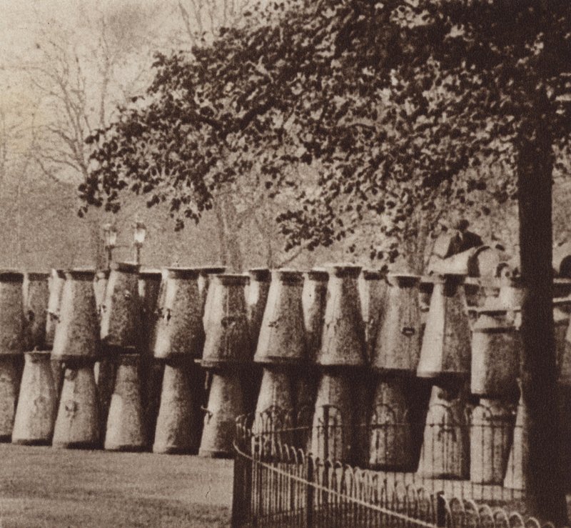 La grève générale de 1926, le dépôt de lait à Hyde Park, Londres - English Photographer