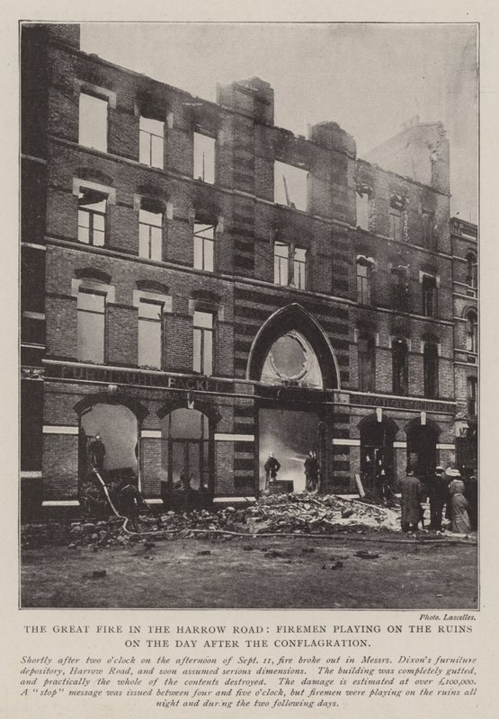 Le grand incendie dans Harrow Road, pompiers arrosant les ruines le lendemain du sinistre - English Photographer