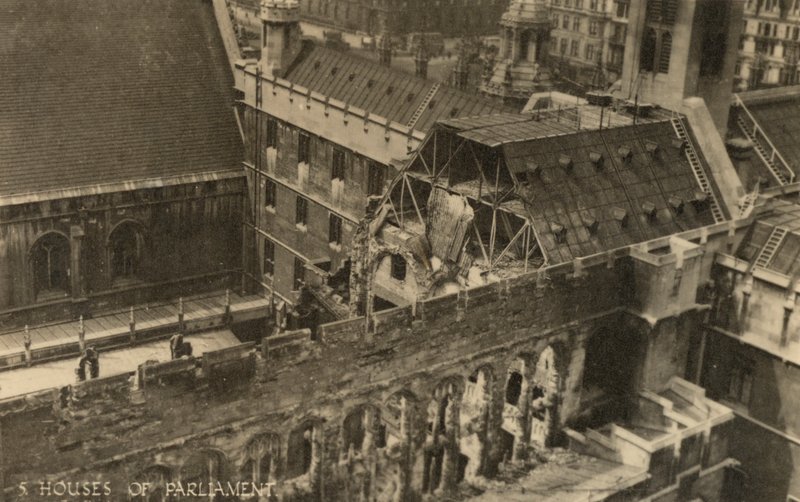 Les Chambres du Parlement, Londres, montrant des dégâts de bombes pendant la Seconde Guerre mondiale - English Photographer