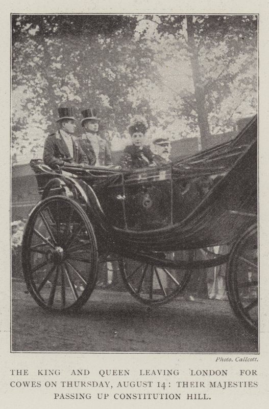 Le roi et la reine quittant Londres pour Cowes le jeudi 14 août, leurs majestés passant par Constitution Hill - English Photographer