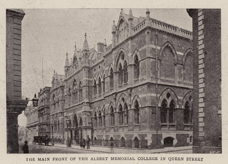 La façade principale du collège Albert Memorial dans Queen Street - English Photographer