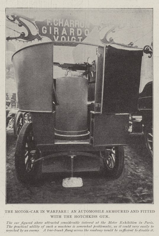 La voiture motorisée en guerre, une automobile blindée et équipée du canon Hotchkiss - English Photographer