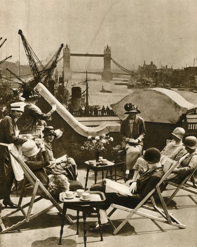 La piscine vue du jardin sur le toit du Langbourne Club pour femmes de la ville - English Photographer