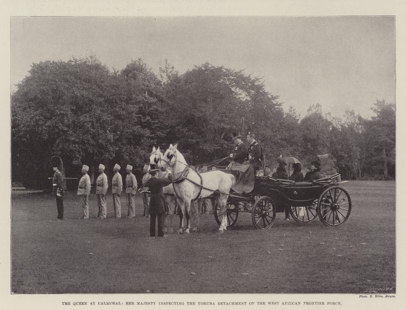 La Reine à Balmoral, Sa Majesté inspectant le détachement Yoruba de la Force frontalière ouest-africaine - English Photographer