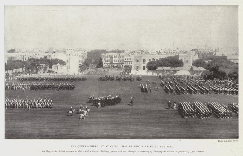 Anniversaire de la reine au Caire, les troupes britanniques saluant le drapeau - English Photographer