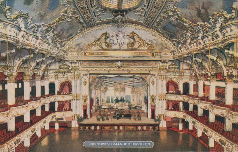 La Salle de Bal de la Tour - Pavillon - English Photographer