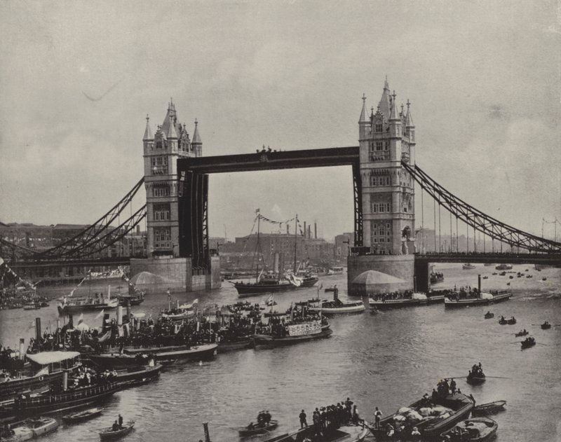 Le Tower Bridge, en regardant vers l