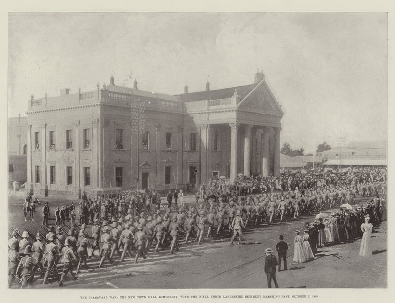 La guerre du Transvaal, la nouvelle mairie de Kimberley, avec le régiment Loyal North Lancashire défilant, 7 octobre 1899 - English Photographer