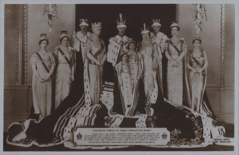 La famille royale dans leurs robes de couronnement - English Photographer